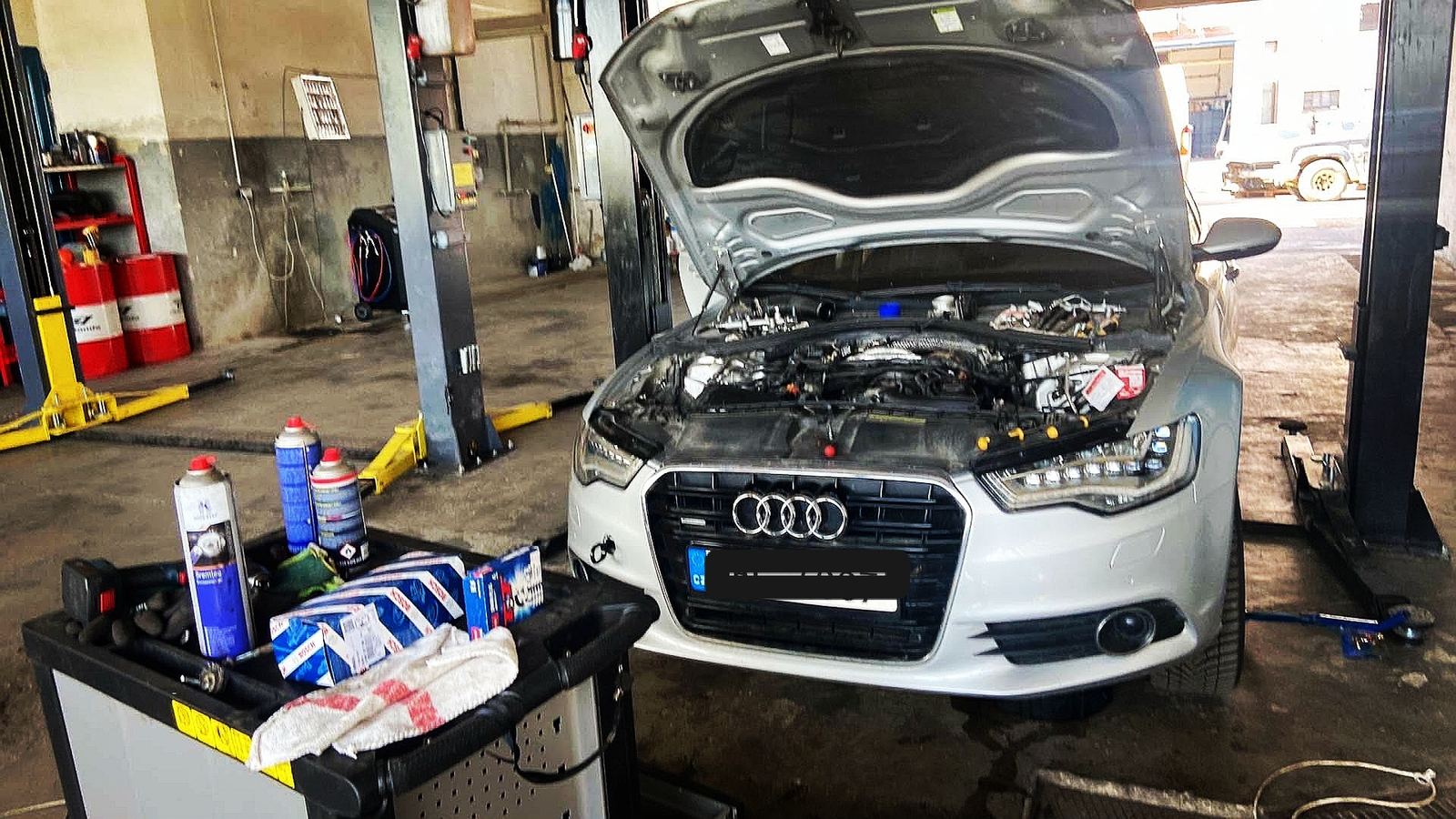 Audi s otevřenou kapotou v dílně BOBOservis