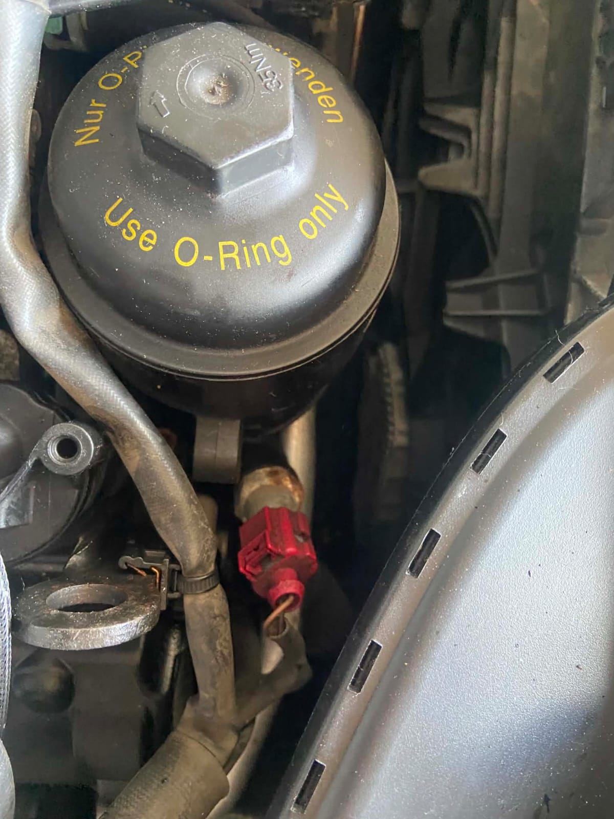Kryt olejového filtru v motorovém prostoru