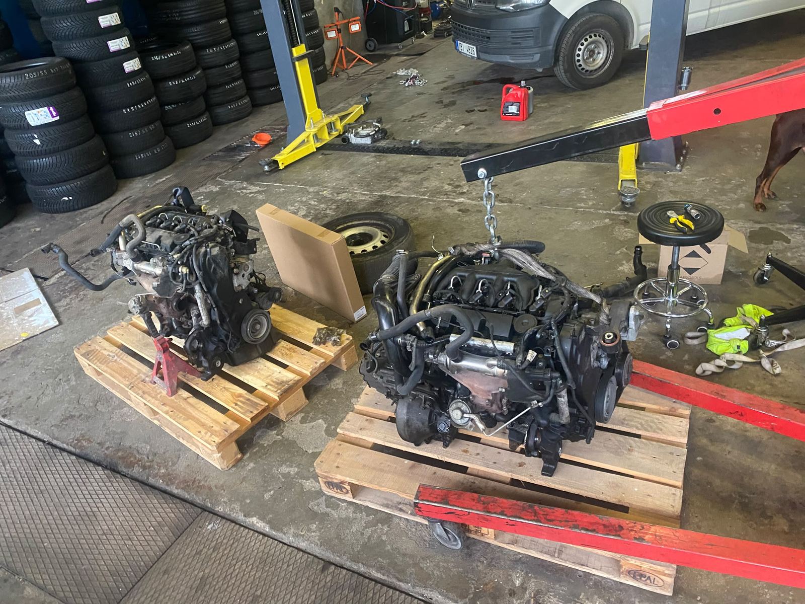 Motory na paletách a jeřáb při výměně motoru